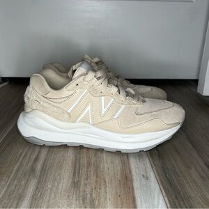 New Balance 57/40 Beige & White Sneaker Shoes Womens Sz 9 / Mens Sz 7.5